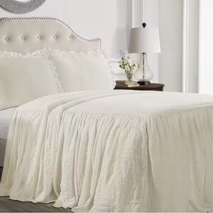 Lush Decor Ruffle Skirt Ivory Bedspread Set 3-Piece Luxurious Farmhouse Bedding